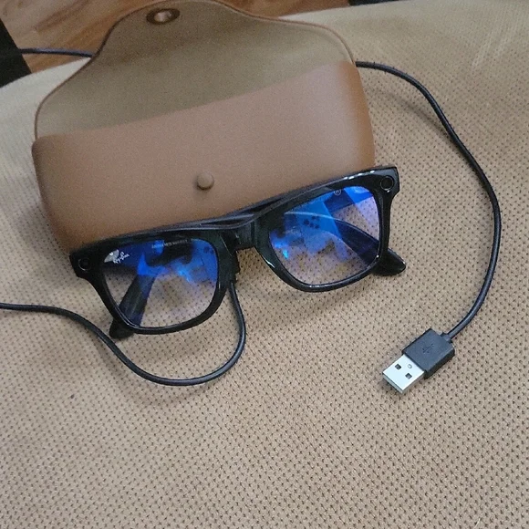 Ray-Ban Meta Glasses With Beige Case And Charger - Picture 1 of 14